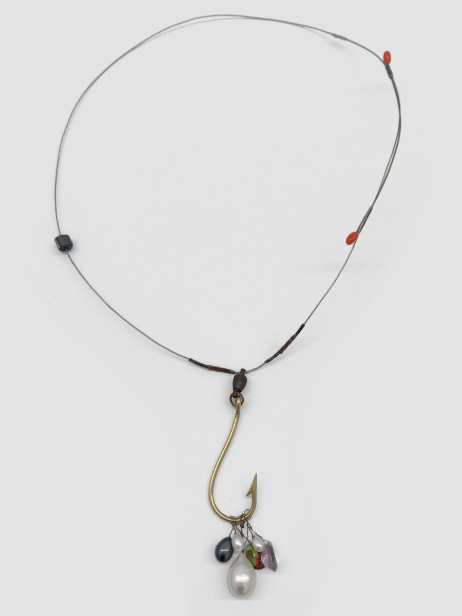 Bernhard Schobinger, Fischhaken / Fishing Hook, 2023, Necklace made of gold 750, garnet, amethyst, peridot, cultured pearls, coral, 25.5 x 15 x 1.5 cm, Neckline 50 cm