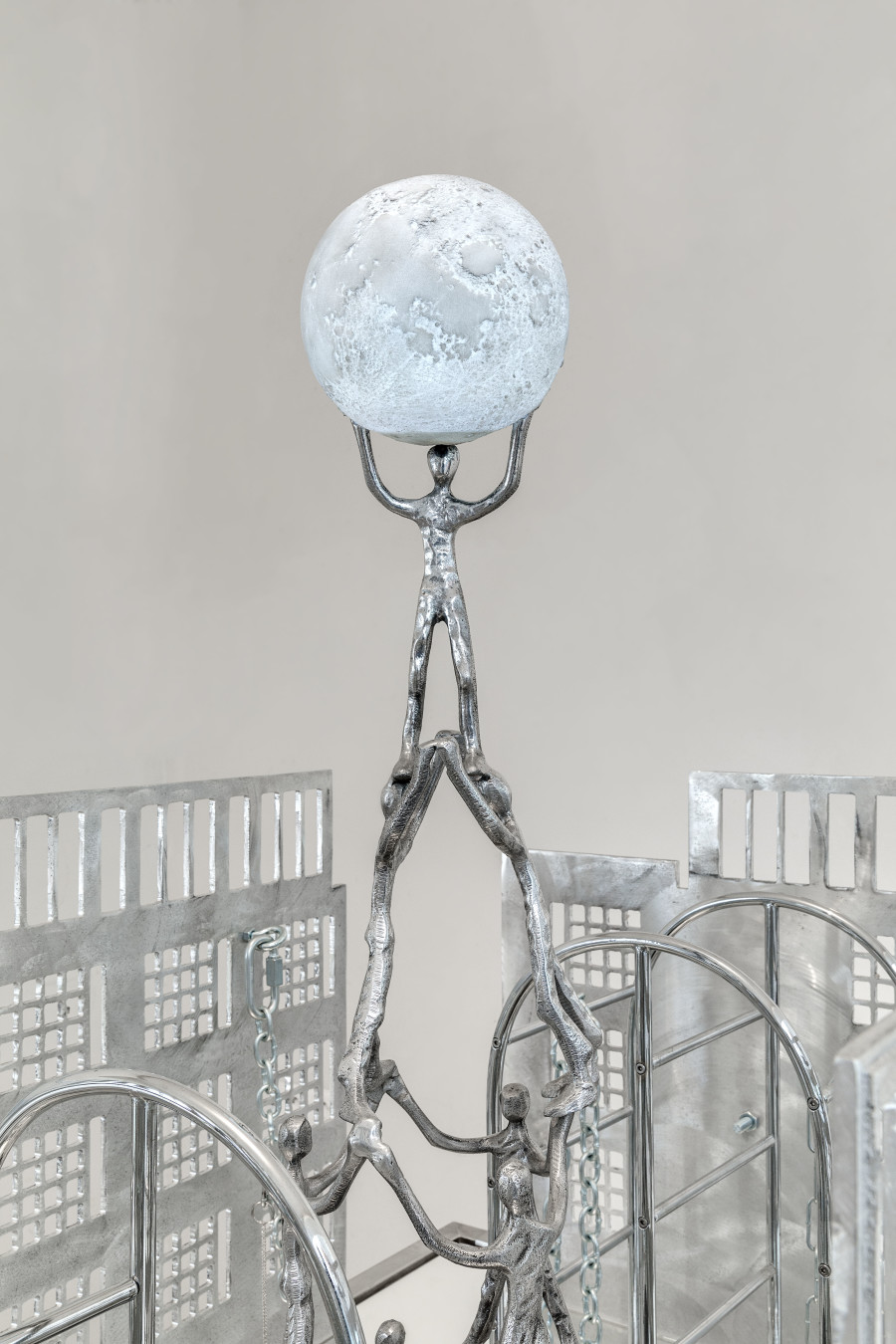 Mathis Altmann (*1987) Collabcore (Detail), 2018 Aluminium, stainless steel, mirror, rotary display, LED 177 x 125 x 90 cm Photo: Romains Darnaud