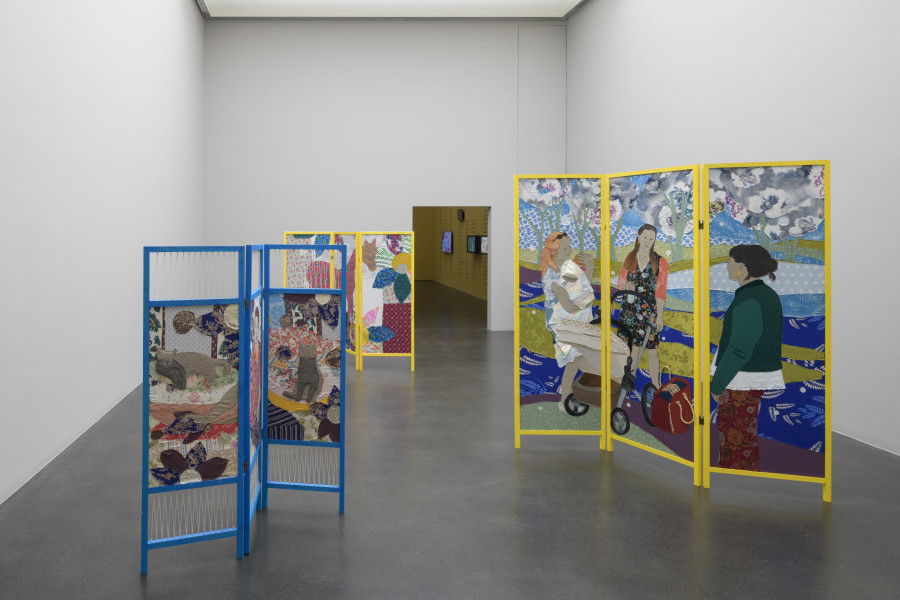 Małgorzata Mirga-Tas, Paravents, 2021–2025, Stoff, Acryl und Mixed Media, Holzrahmen, Ausstellungsansicht Małgorzata Mirga-Tas. Eine alternative Geschichte, Kunstmuseum Luzern, 2025, Courtesy of the artist. Foto: Marc Latzel