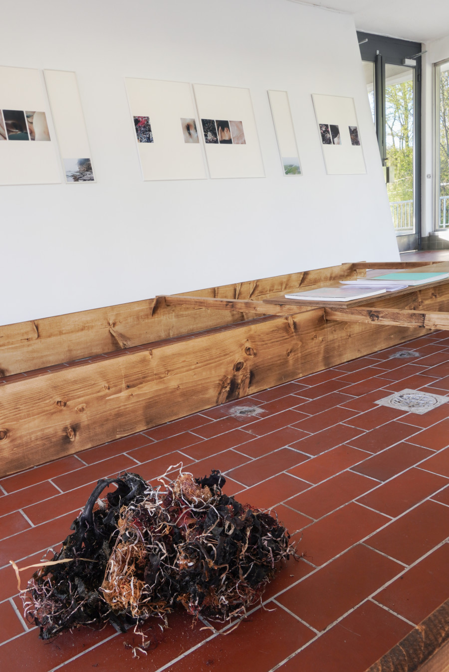 Exhibition view, Rebekka Deubner, tempête après tempête, 13 Vitrine, Lausanne, 2025.