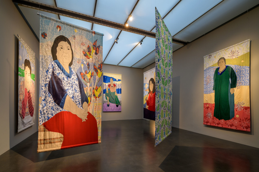 Małgorzata Mirga-Tas, Herstories, 2019–2025, Stoff, Acryl und Mixed Media, Ausstellungsansicht Małgorzata Mirga-Tas. Eine alternative Geschichte, Kunstmuseum Luzern, 2025, Courtesy of the artist. Foto: Marc Latzel