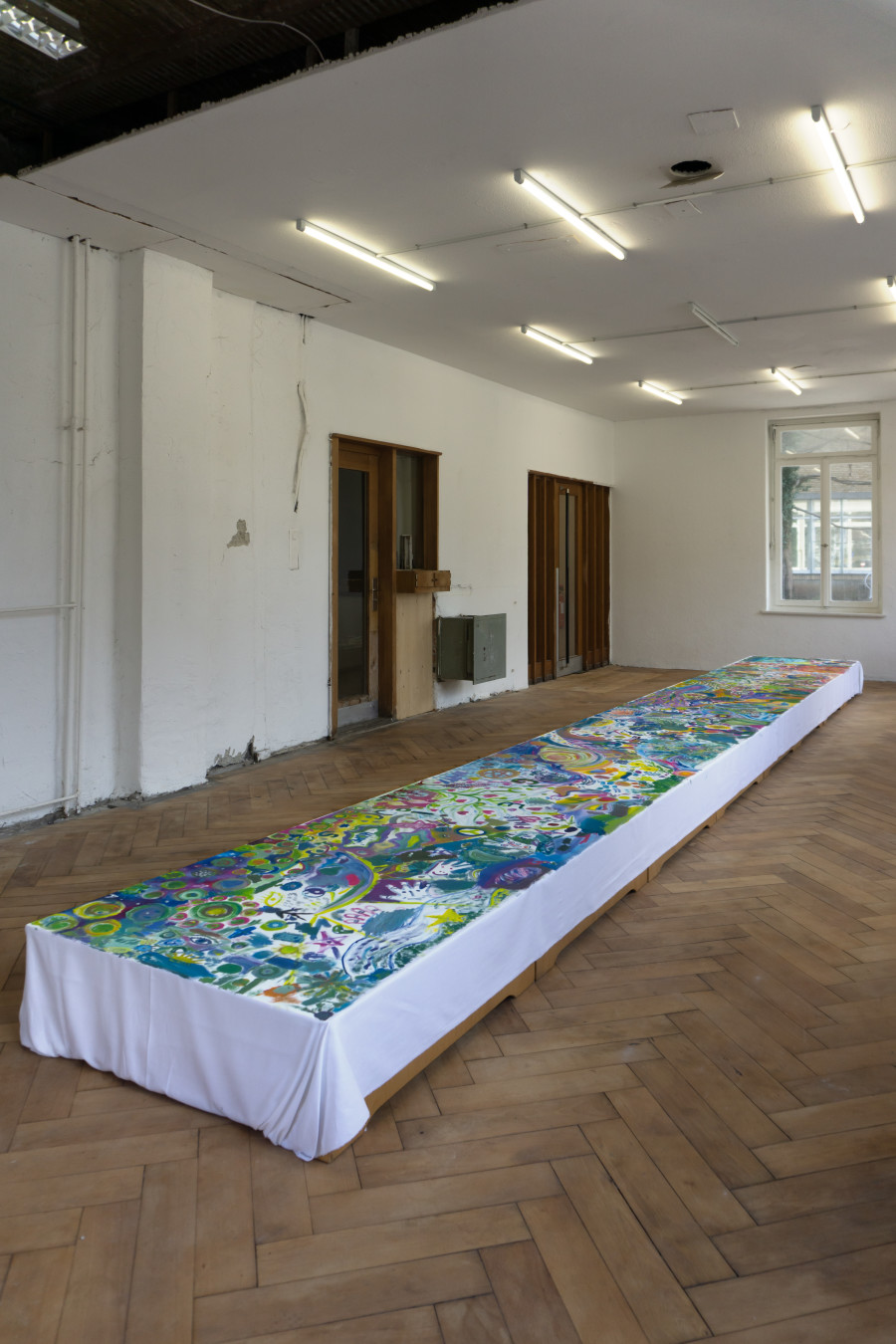 Jonathan Hofmann von Movhue, ‚EEEEEEEEEEEEEEEE', 2025, Gepäckausgabe, Glarus, Photos: Marco Russo