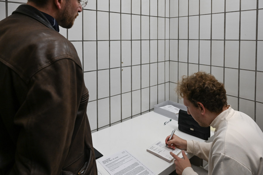 Jason Hirata, "Vergeltungs-Rechnung (reverse invoice)," 2025, Jason Hirata, "Vergeltung" at Kaiserwache, Freiburg im Breisgau, 2025. Courtesy: the Artist and Kaiserwache. Photo: Christina Sperling