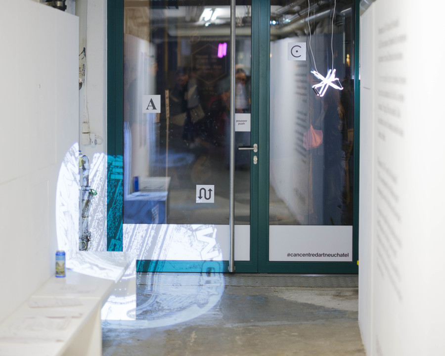 General Æsthetics (César Axel, Tudor Ciurescu, Simone Nicola Filippo), (Dis)Ability to get this bag VI – Admit One Deny Many, 2025 ; Caroline Bourrit & Emilie Guenat *Constellation: ensemble d’éléments qui n’a pas de centre fixe, reliés dans le temps et dans l’espace, 2025. Photo: S. Verdon