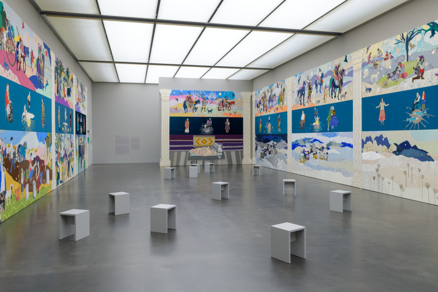 Małgorzata Mirga-Tas, Re-Enchanting the World, 2022, Stoff, Acryl und Mixed Media auf Keilrahmen, Ausstellungsansicht Małgorzata Mirga-Tas. Eine alternative Geschichte, Kunstmuseum Luzern, 2025, Courtesy of the artist. Foto: Marc Latzel