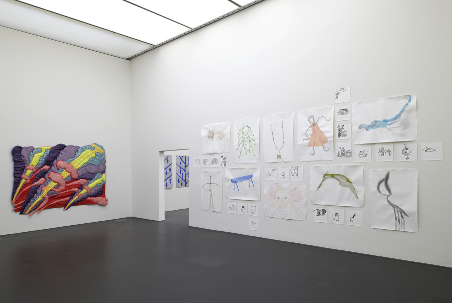 Ausstellungsansicht zentral!, Kunstmuseum Luzern, 2021, mit Werken von Corinne Odermatt und Monika Feucht, Foto: Franca Pedrazzetti