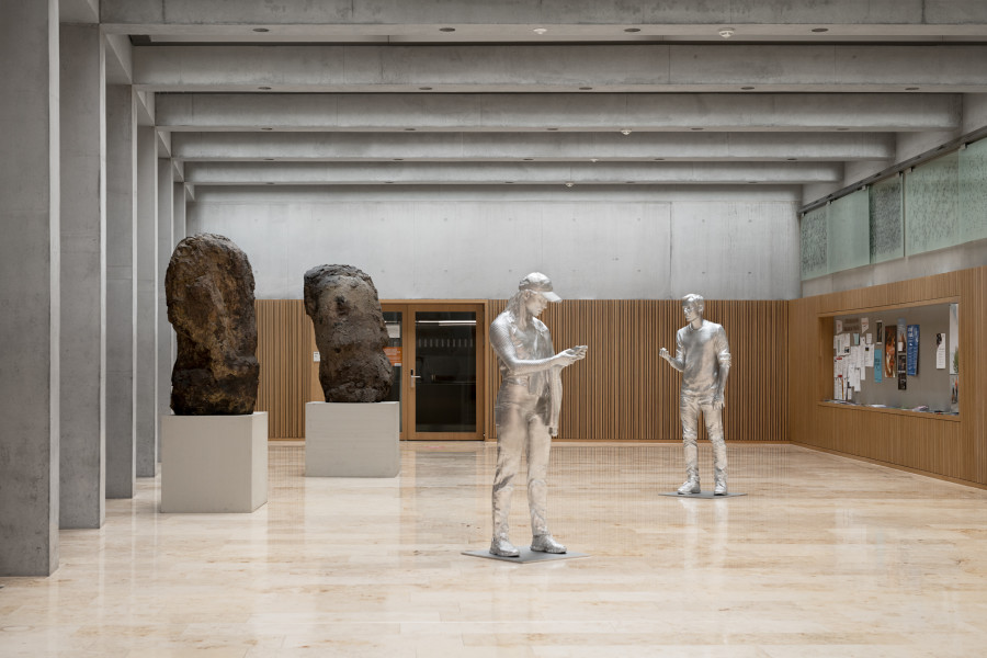 Alex Hanimann, Conversation Piece, 2018-2019, Installation im Foyer der Ostschweizer Fachhochschule, Erworben vom Kunstmuseum St.Gallen 2019, Foto: Sebastian Stadler