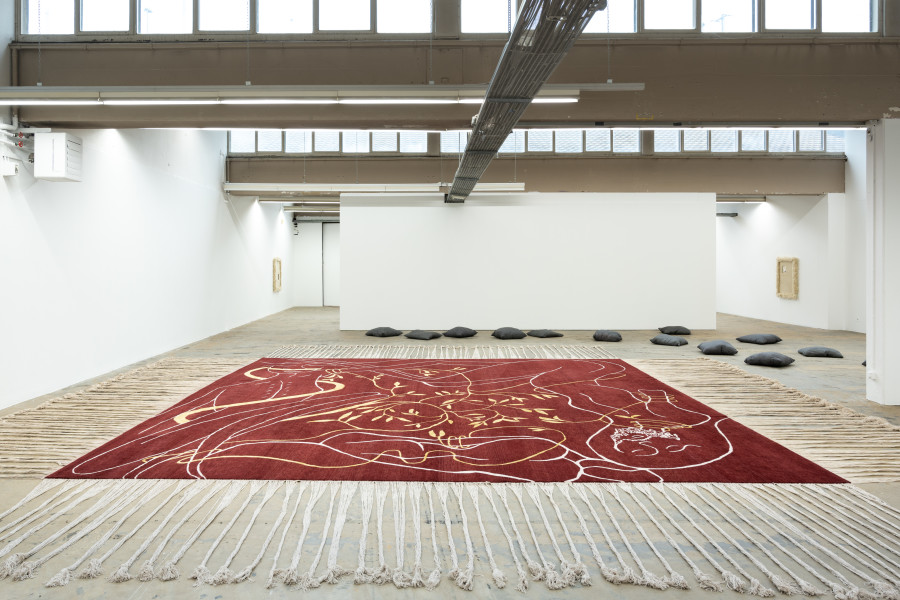 Chiara Bersani, Deserters, 2023, hand-knotted carpet, 600 x 600 cm, fringes of variable length. Installation views Kunsthaus Baselland 2023. Foto: Finn Curry