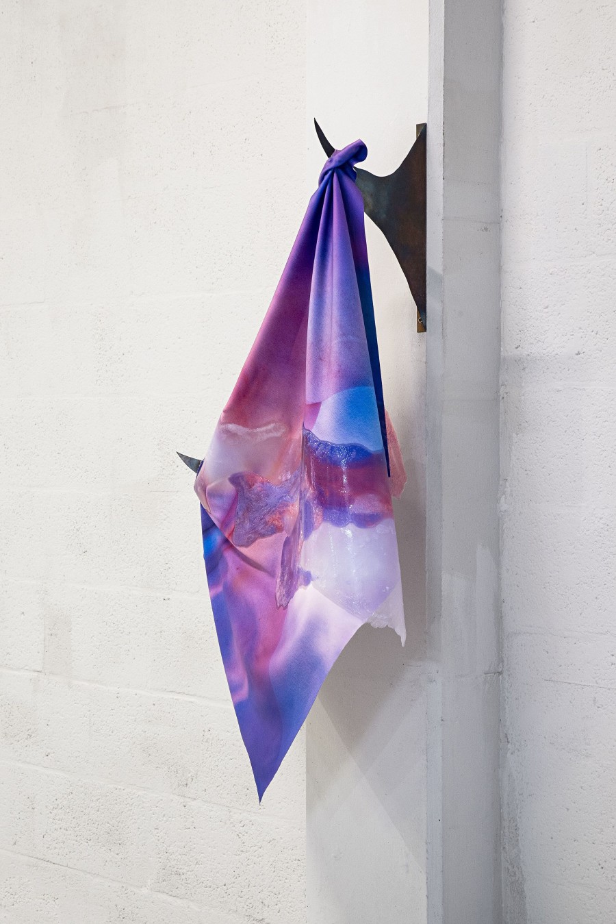 Rachele Monti "Impeto No.1", 2019 Photographic print on polyester fabric, urethane rubber, steel and audio Detailansicht The And Of The World, Bijlmerplein 698, Amsterdam, 2019 © Rachele Monti