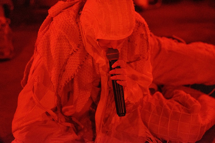 Interstices, performances, Wren Cellier, PURPLE ROAD, DAMP SUN. CAN Centre d’art Neuchâtel, 2024. Photography: Sebastian Verdon / all images copyright and courtesy of the artists and CAN Centre d’art Neuchâtel.