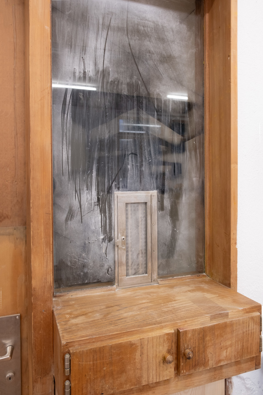 Exhibition view, Sebastian Haas, Gepäckausgabe Glarus, 2024.