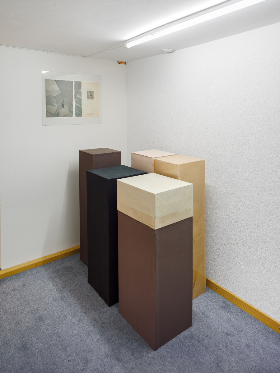 Leander Kreissl, Untitled, 2024 / Guy Bourdin, Various ads for Charles Jourdan, 1967– 1979, in Passage du Commerce, Kunsthalle Winterthur, 2025. Photo: Cedric Mussano