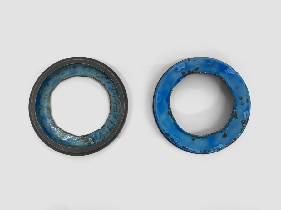 Bernhard Schobinger, Pair of Bracelets, 1981, Arm cuffs made of silver 925, blue enamel, 9.5 x 9.5 x 1 cm, inner ⌀ 6 cm