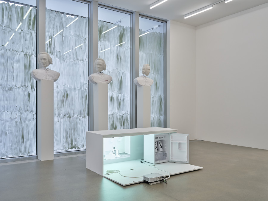 Installationsansicht Modell Neutralität, 1.2.–11.5.2025, Aargauer Kunsthaus. Davide-Christelle Sanvee (*1993), The not so white cube , 2023/2025, Mit Genehmigung der Künstlerin © Davide-Christelle Sanvee. Foto: David Aebi, Burgdorf