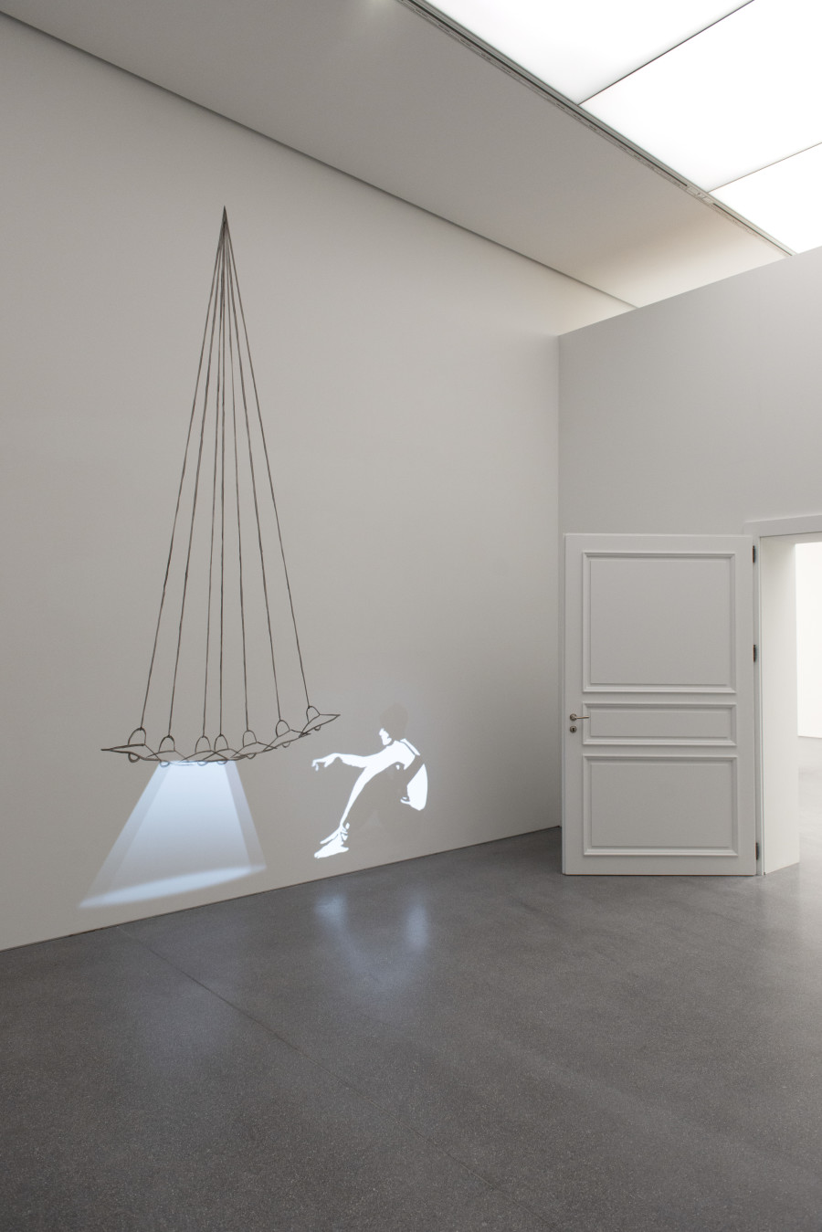 Zilla Leutenegger,  Lucellino,  2006.  Videoinstallation mit Wandzeichnung, 1 Projektion, s/w, kein Ton, 10 Sek., Loop . Courtesy the artist and Galerie Peter Kilchmann, Zürich