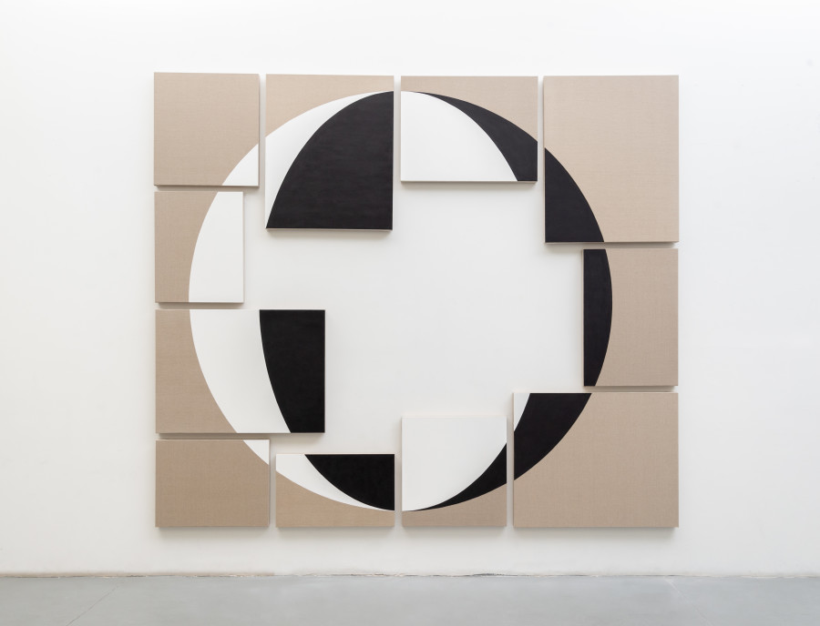 Jose Dávila, The most famous problem in the history of mathematics is that of squaring the circle, 2019, Vinyl paint on loomstate linen, 260 x 300 x 6 cm. Photo: Agustín Arce