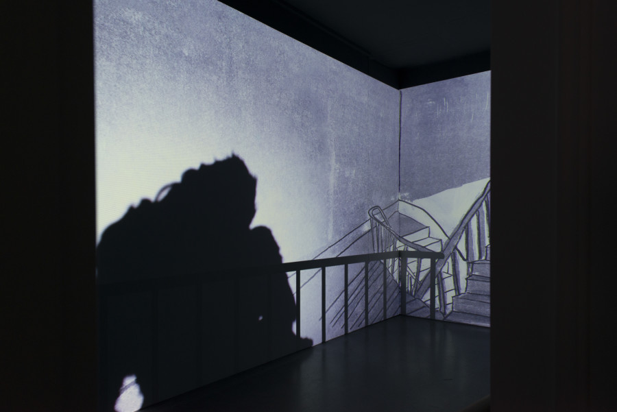 Zilla Leutenegger, ZillaGorilla, 2021. Installation, 1 Objekt (Acryl auf Holz), Einkanal-Video, Farbe, Ton.  Courtesy the artist and Galerie Peter Kilchmann, Zürich