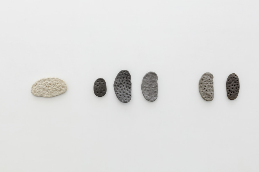 Zora Berweger, ohne Titel (Fladen), 2013, Tusche, Salzteig / Ink, salt doug, variable Masse / variable dimensions. Courtesy the artist. Foto / photo: Stefan Rohner