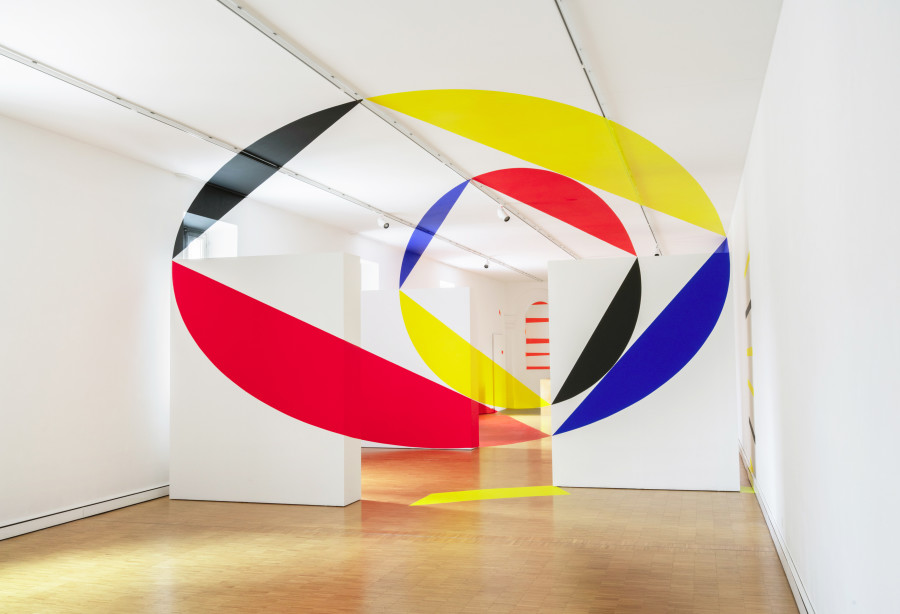 Nero giallo blu e rosso per l’ellisse e il cerchio, Mendrisio, 2026. Acrylic paint and vinyl film. © Felice Varini 2026, ProLitteris, Zurich. Photo: Mattia Mognetti