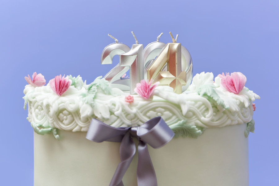 Ghislaine Leung, Four Years in Ten Years in Twenty Years, 2024, detail, in: Ghislaine Leung, Commitments, Kunsthalle Basel, 2024, photo: Philipp Hänger / Kunsthalle Basel. Score: A three-tier anniversary cake to mark four years of being a mother, ten years of being an artist, and twenty years with her partner. All works courtesy the artist; Maxwell Graham, New York; and Cabinet, London.