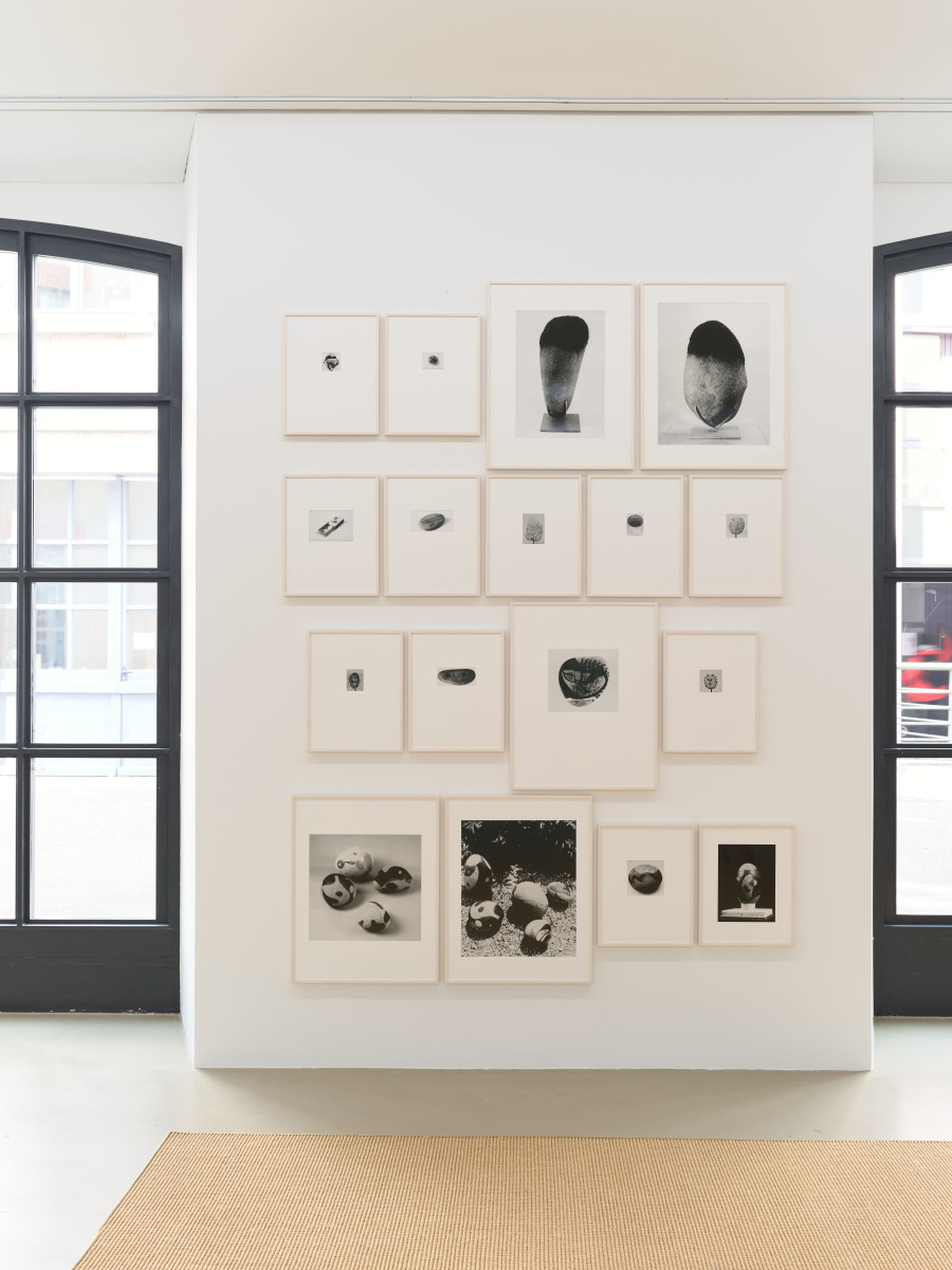 Andrea Büttner: "Painted Stones", Basel, Kunstmuseum Basel | Gegenwart, Andrea Büttner - The core of the relationships, media image, 04.2023, 2017, material / technique: photography, silver gelatin print, series of 37, dimensions variable, dimensions: 515 x 622 x 8 cm, © by the artist / the artist & ProLitteris, Zurich, Courtesy Galerie Tschudi and the artist, Photo: Max Ehrengruber.