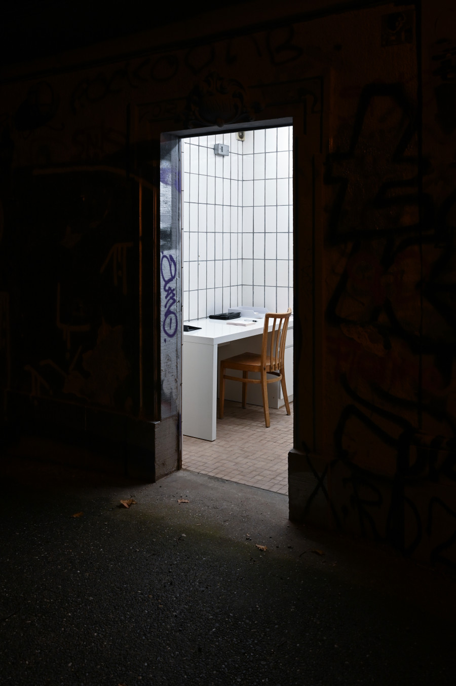 Jason Hirata, "Vergeltungs-Rechnung (reverse invoice)," 2025, Jason Hirata, "Vergeltung" at Kaiserwache, Freiburg im Breisgau, 2025. Courtesy: the Artist and Kaiserwache. Photo: Stefan Lux