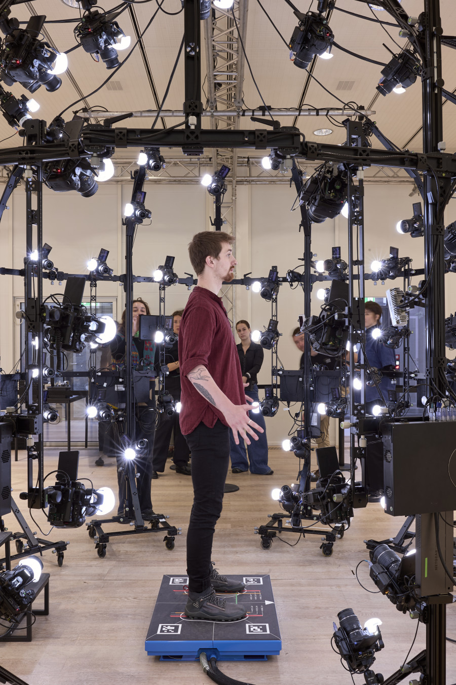 Installation view, Fondation Beyeler, Riehen/Basel, 2025, Jordan Wolfson (*1980), Little Room, 2025, 3D scanning booth, VR headset, high-definition video, Dimensions variable. © Jordan Wolfson. Courtesy Gagosian, Sadie Coles HQ, and David Zwirner. Photo: Mark Niedermann