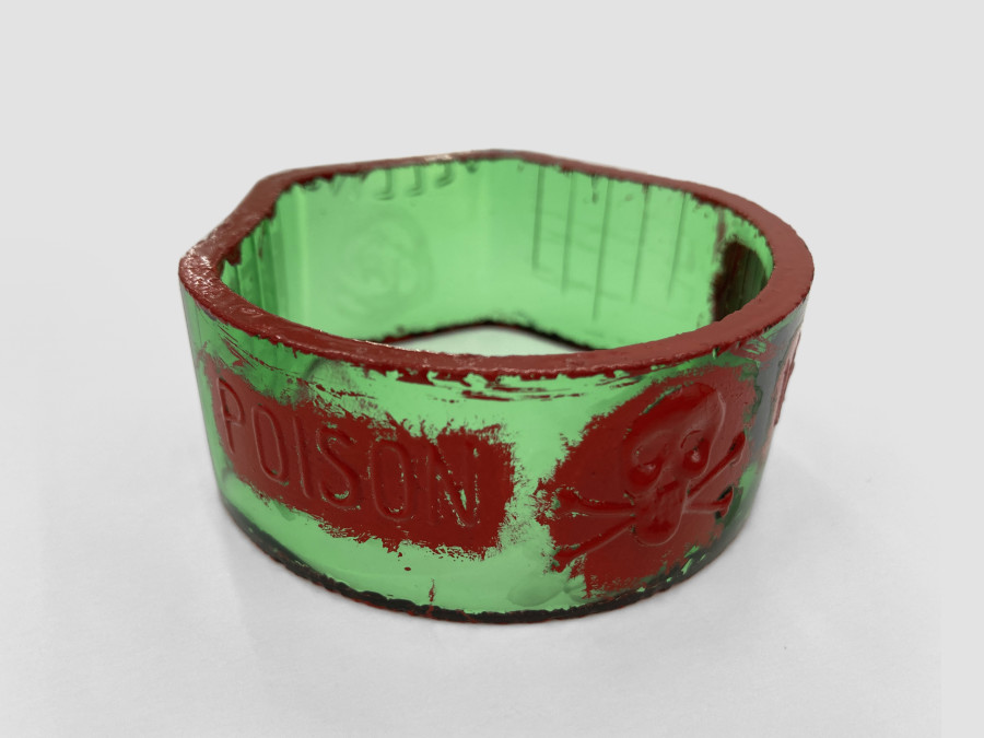Bernhard Schobinger, Gift / Poison, 2011, Arm cuff made of glass (fragment from found bottle), red urushi lacquer, 7.4 x 7.6 x 3.8 cm 